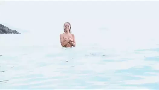 Elke salverda: seksi üstsüz kız - amfibi