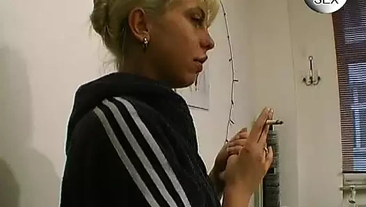 Ateşli Alman sarışın amında dildo ve yarak seviyor