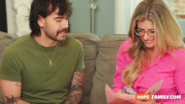 Oyununun bir adım daha yukarısı, üvey anne! Biraz sert ve doyumsuz bir hareketle aşağılanıp edepsizlik zamanı geldi. Hadi başlayalım!