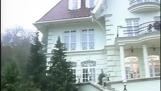 Büyük siyah yarak yiyen genç bir sarışın için ırklararası sikiş