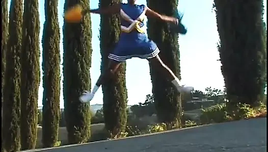 Zenci adamla sikişdikten sonra tombul bir ponpon kız beyaz bir adamla sikişiyor