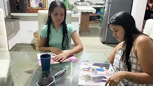 NE KADAR ZENGIN GÖĞÜSLERIMI EMIYOR! Arkadaşımı Netflix izlemeye davet ettim ve yanağımdan dil verdi.