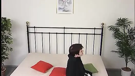 Dede sıska kızların amını yalıyor ve sonra sakso çekiyor