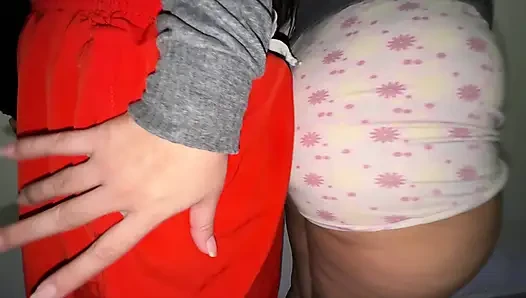 Büyük Götlü Kadın Bir Yabancının Yarağına Dokunuyor
