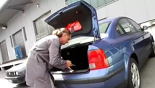 Alman sürtük park yerinde pirsingli sikiliyor