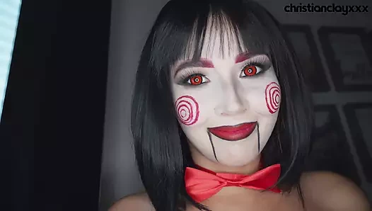 Agatha Vega, Bilmecenin testeresi gibi giyinip Christian ile oynuyor