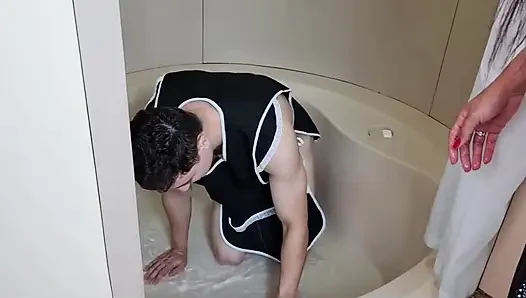Seksi baskın hizmetçi şovenist büyük patronu cezalandırıyor