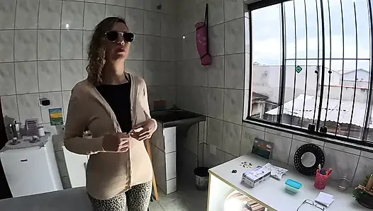 Küçük kör kadın jinekologun amcık yalama ve anal penetrasyon ile orgazm oldu.