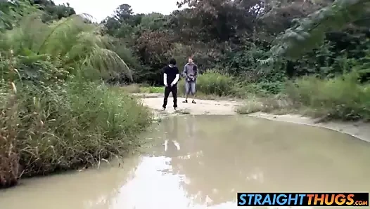 Azgın haydutlar devin ve nolan etlerini açık havada okşuyor