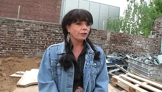 Güzel Alman genç erkek avcısı ateşli solo seksin tadını çıkarıyor