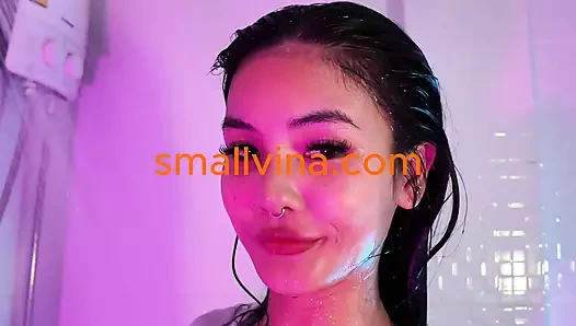 Amatör Asyalı solo kamerada sırılsıklam amını gösteriyor