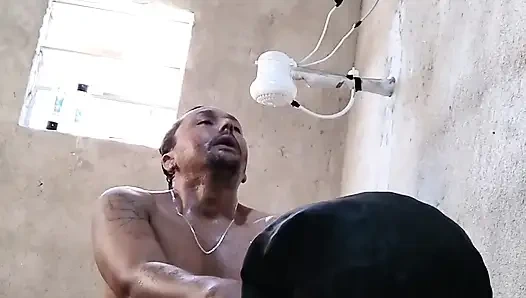 Duşta vahşi seks - su vücudumdan akırken beni sikiyor