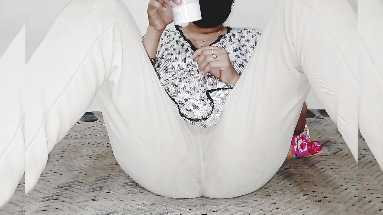 Apni Phudi ki Cream sy malish