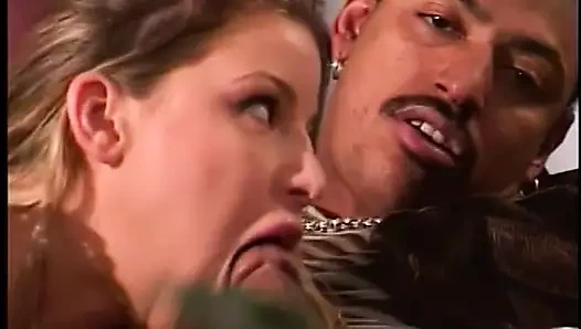 Siyah adam esmer güzellerin ıslak amcığını parmaklıyor ve yalıyor