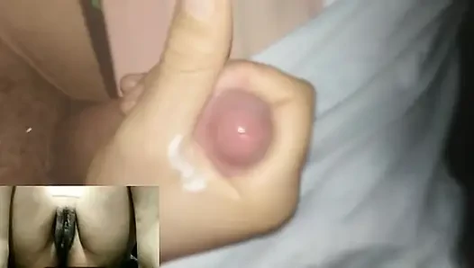 Kız görüntülü görüşmede orgazm olmak için mastürbasyon yapıyor