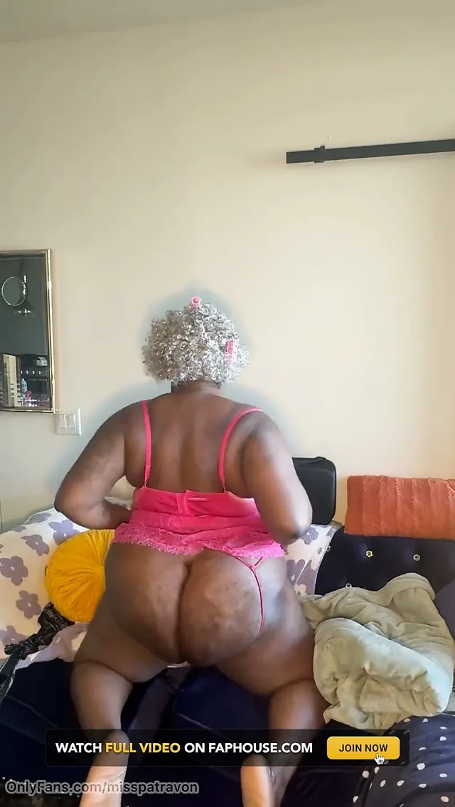 Nine Kleopatra o thang'a arka çıkıyor
