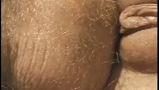 Güzel model bir adamın yarağını emiyor ve sikiliyor