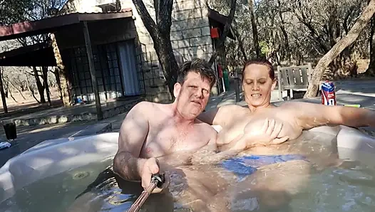 Gerçek amatör domalan ateşli evli kadın yabancıyı açık havada sikişmeye davet ediyor.