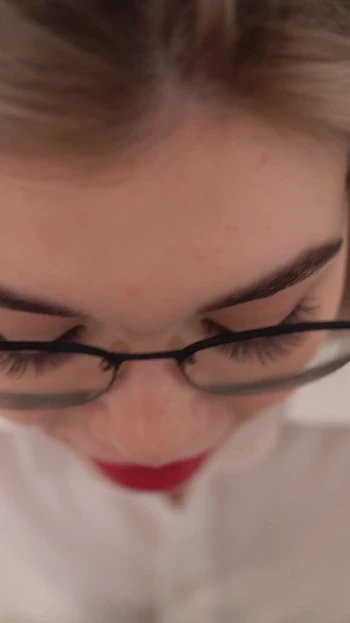 Ключевой момент из "Студент трахнул учителя на столе - 4K видео от первого лица"