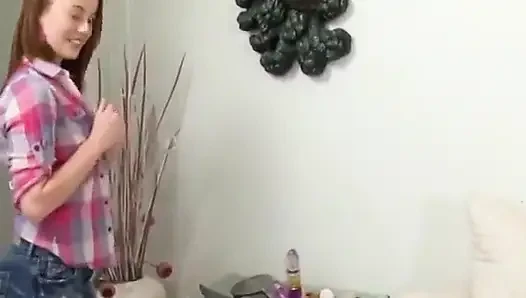 Orta yaşlı seksi kadın mavi dildoyla muhteşem hatunla sikişiyor