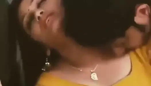 Büyük memeli ateşli kız