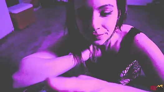 Kapana kısılmış sürtük soyunuyor ve tutsakları emiyor