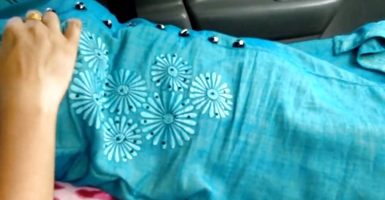 Indian desi arabada cumshot ile sekse dalıyor