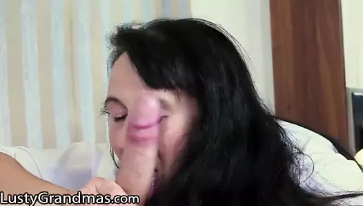 Lustygrandmas - olgun sıcak hizmetçimi yüz ile sert vurdum