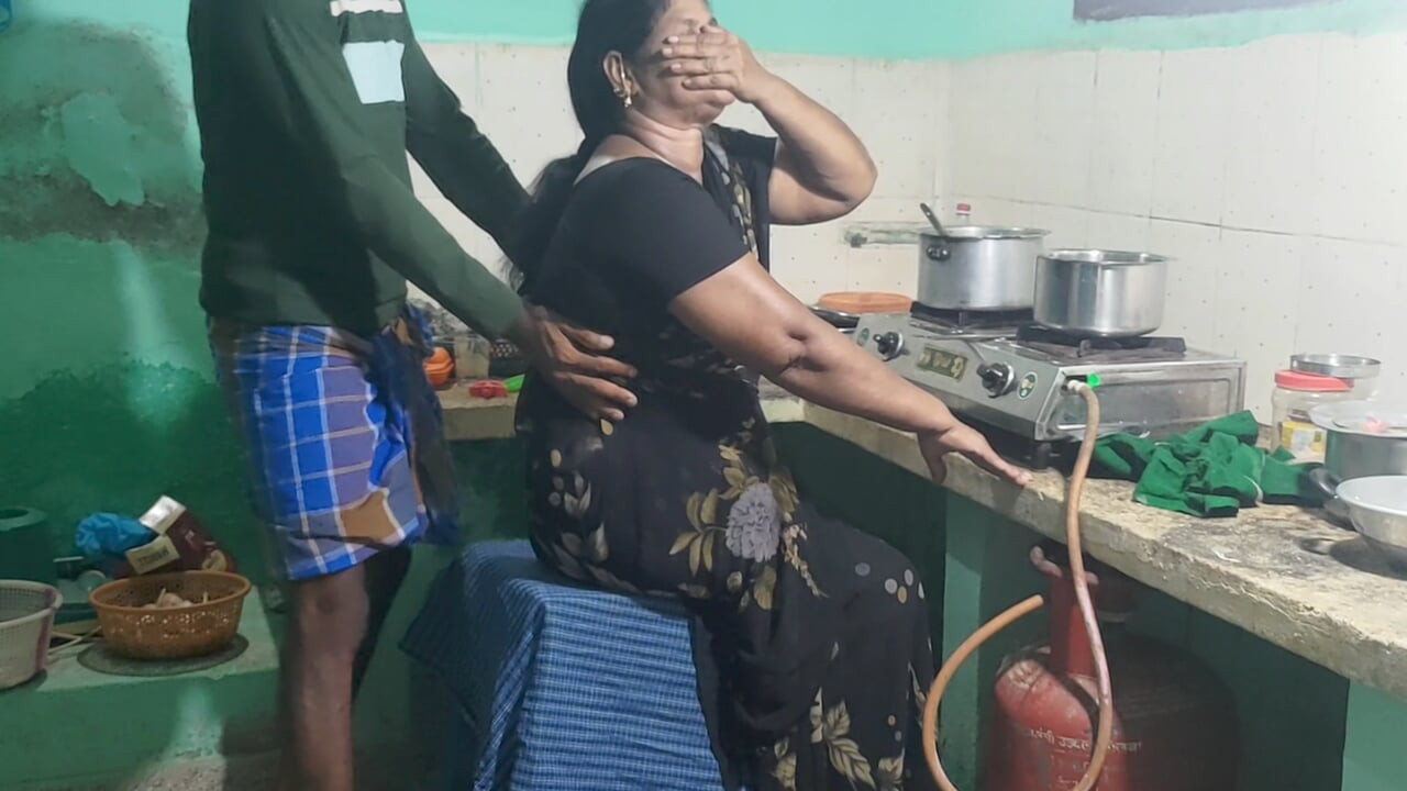 Üvey anne mutfakta yemek pişirirken onunla seks yaptım