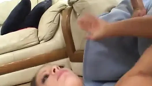 Beyaz kız büyük yarağı gırtlağına kadar alıyor ve sıkı göt deliğinden sikiliyor