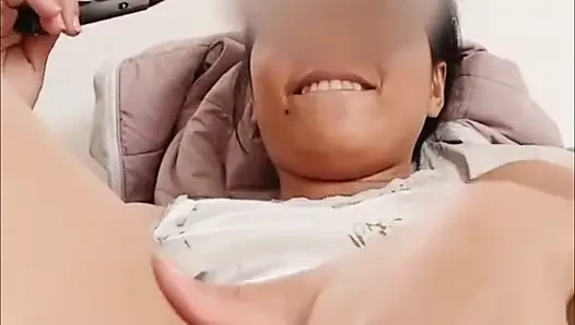 Amcık suyu damlamaya devam ediyor, kremsi sırılsıklam ıslak nefis amcık