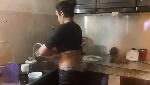 Hizmetçi karım çalışırken ücretsiz kullanımlı sürtüğüm
