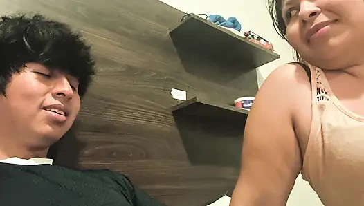 Bu bekar anne benden daha fazla süt almak istiyor ama artık bir damlam yok, o bir fahişe