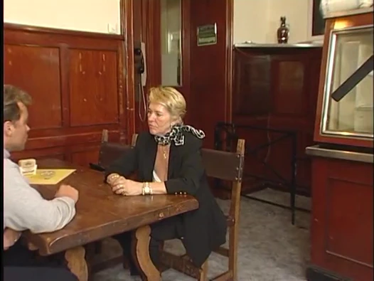 Sarışın nine sert bir yarak emdikten sonra ofiste sikiliyor