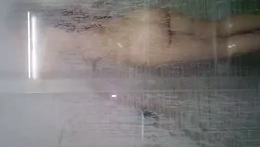 Seksi bayan duş alıyor