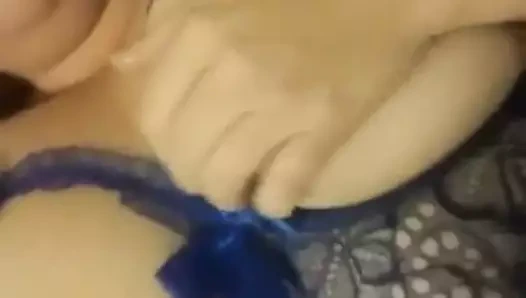 Piggy tiffanyannsoto sert sürtük meme uçları üzerinde buz losyonları