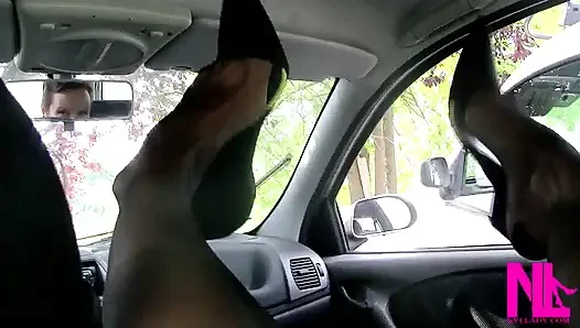 Madalya ince topuklu siyah pompalarda süper şehvetli sarkma