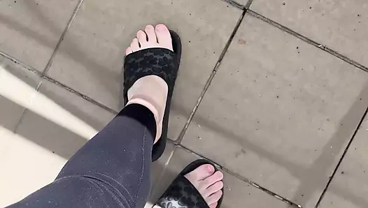 Parmak arası terlikli ayaklar ve parmak arası terliklerde yürüyüş