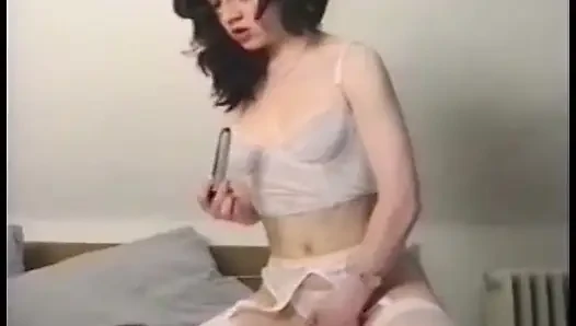 Azgın tatlı kız sıkı amına dildo sürmeyi seviyor