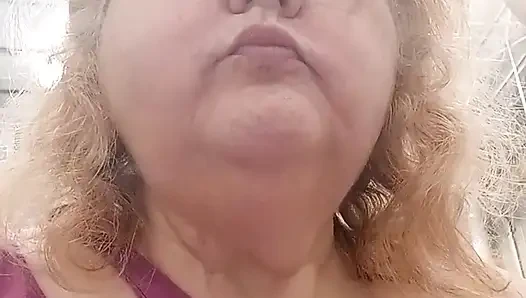 Bu büyük mağazada alışveriş yaptıktan sonra bir hotdog ye!