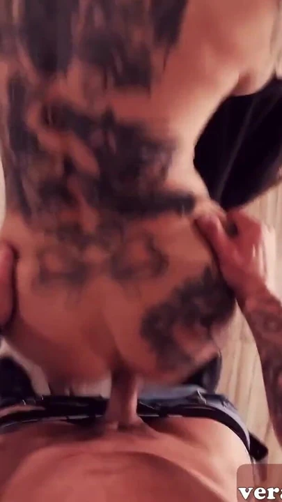 Duygusal an "Inked Alman sarışın milf ile büyük memeler üzerinde bir gerçek sikme tarih"