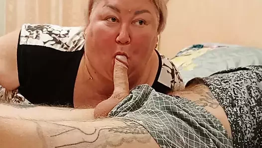 Üvey annem beni derin bir saksoyla uyandırmayı seviyor