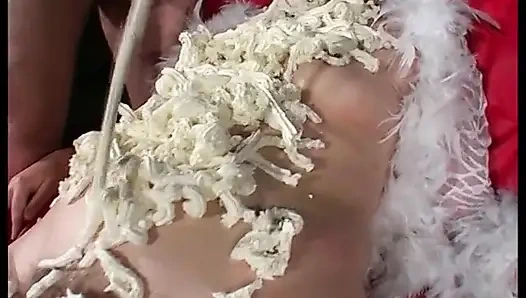 Olgun sarışın amını parmaklıyor ve sert bir yarak emiyor