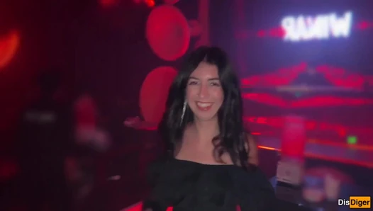 Azgın kız bir gece kulübünde elimi alıyor ve beni anal seks için publix tuvaletine götürüyor