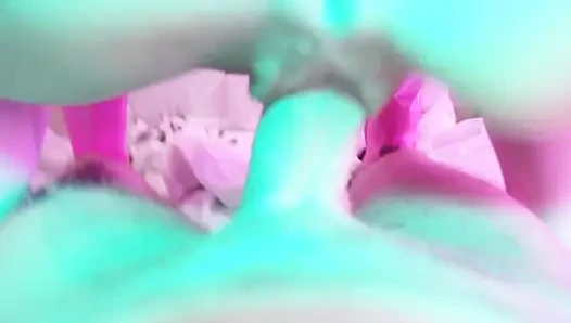 Sarışın orta yaşlı seksi kadın eva lateks fetişi pembe elbiseli minet amcığını sikiyor büyük yarak sapık gonzo