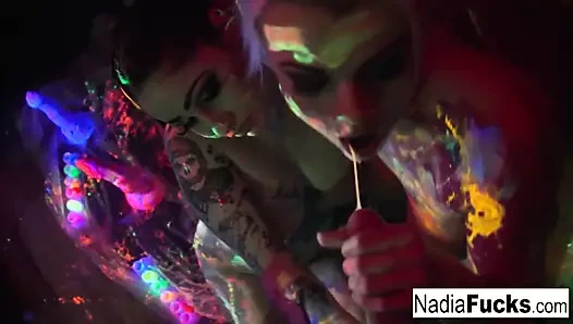 Esmer bebekler nadia ve ophelia renkli bir horoz emmek