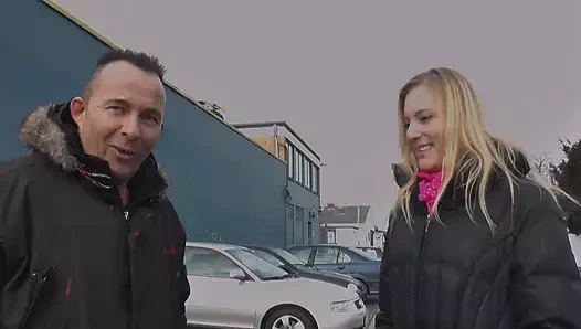 Seksi sarışın minyon kaslı adam... ağzına boşalma