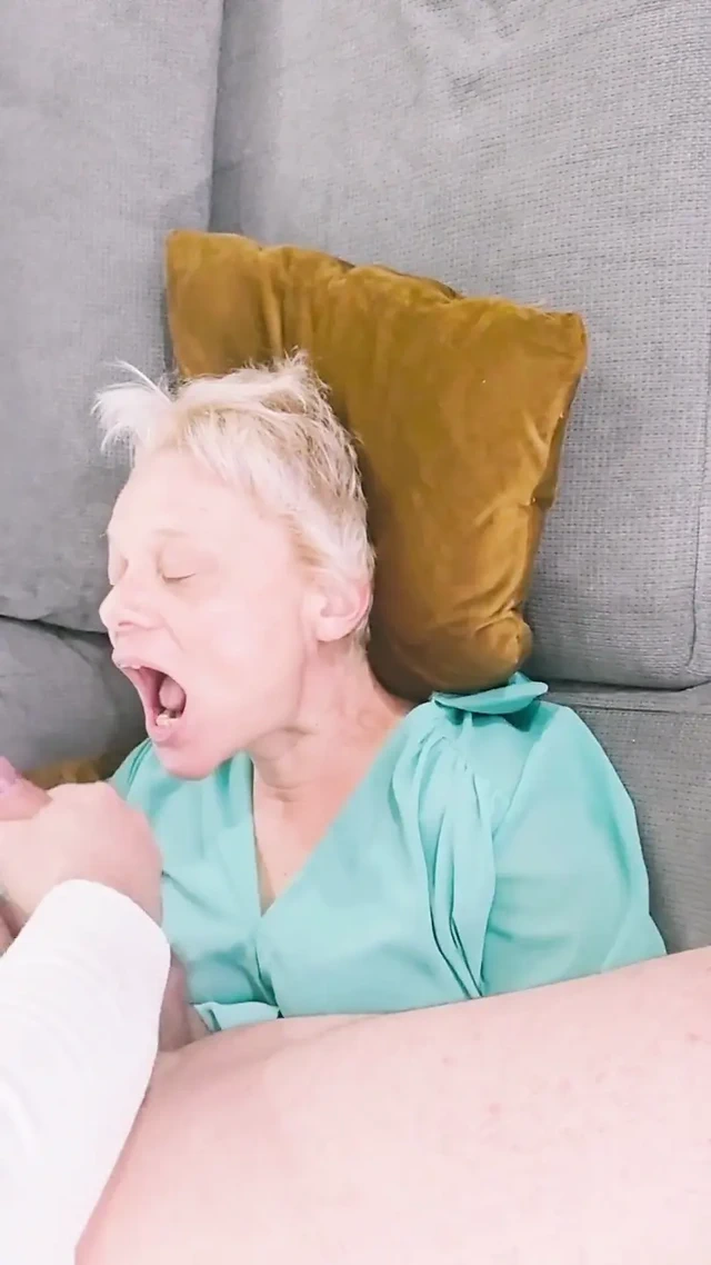 Her Yerde Boşalmayı Seven Bir MILF'in Derlemesi