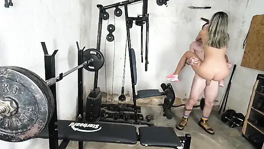 Spor salonunun içindeki büyük popo