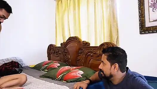 Rohit ve Aman odalarına geldiğinde üvey kız kardeşini sikiyor, sert üçlü seks
